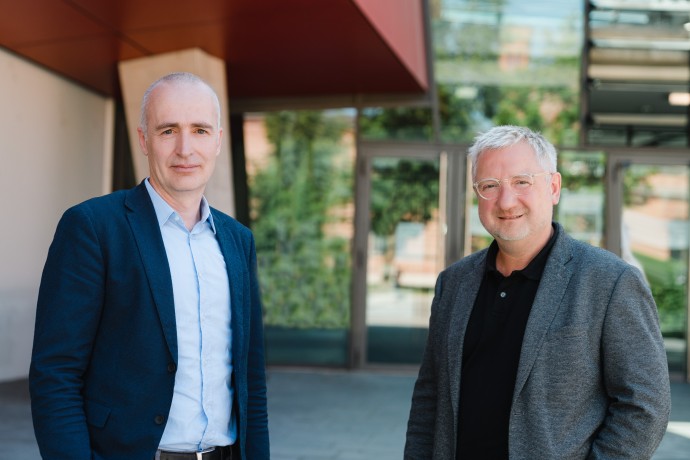 Prof. Dr. Jörn Hübelt und Prof. Dr. Stefan Sentapli, Studiengangsleiter des Master Ingenieurakustik