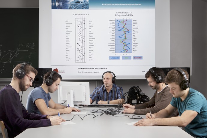 Vorlesung mit Kopfhörern im Master Ingenieurakustik.