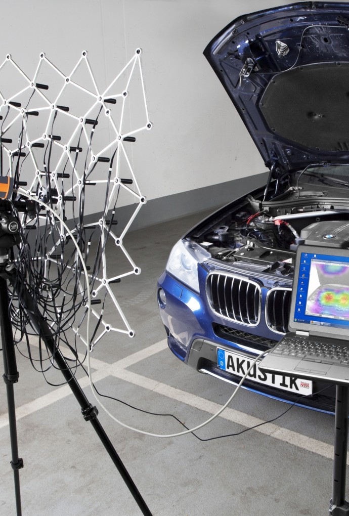 Akustische Kamera am Auto im Versuchsaufbau. An der Hochschule München kann man Akustik mit Praxisbezug studieren.
