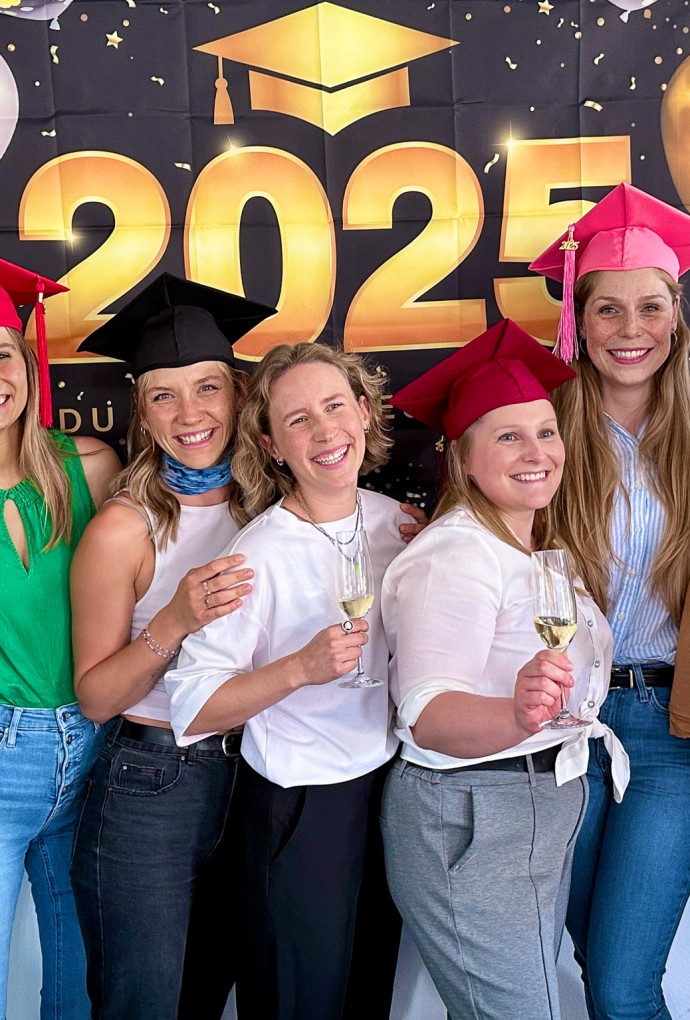 Abschlusskohorte mit Bachelorhüten