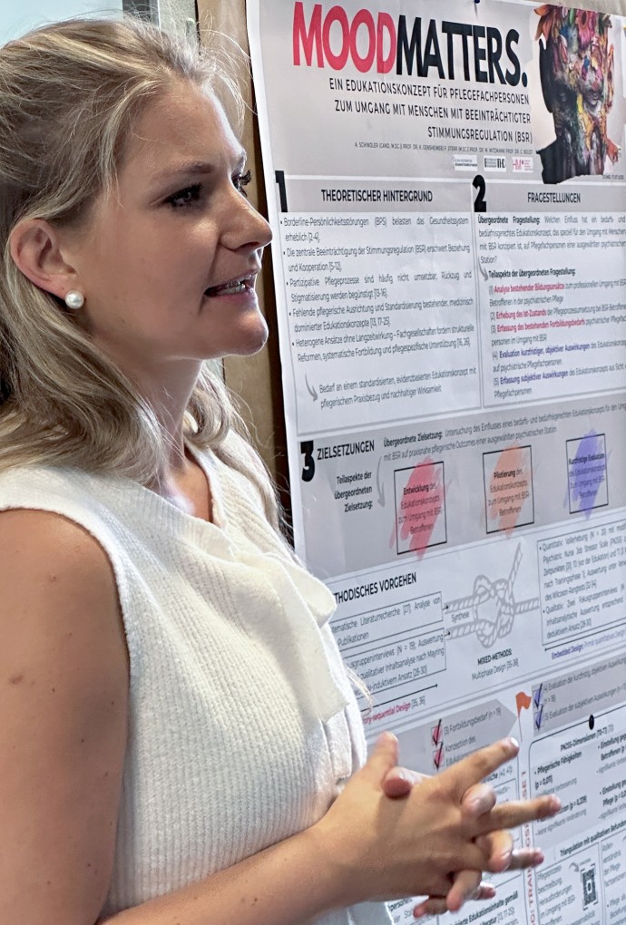 ANP-Studentin bei der Präsentation ihres Posters