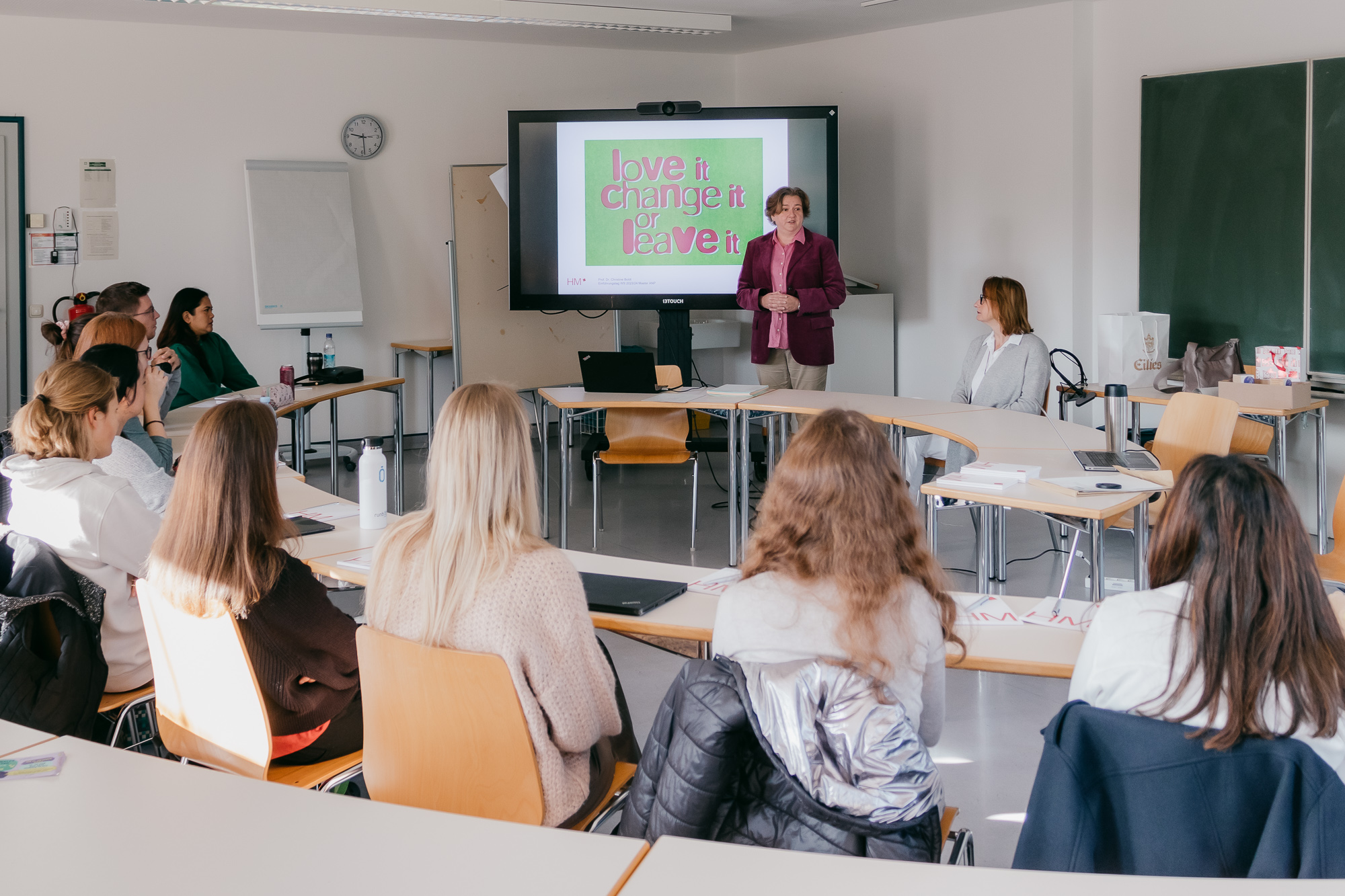 Professorin begrüßt neue Studierende