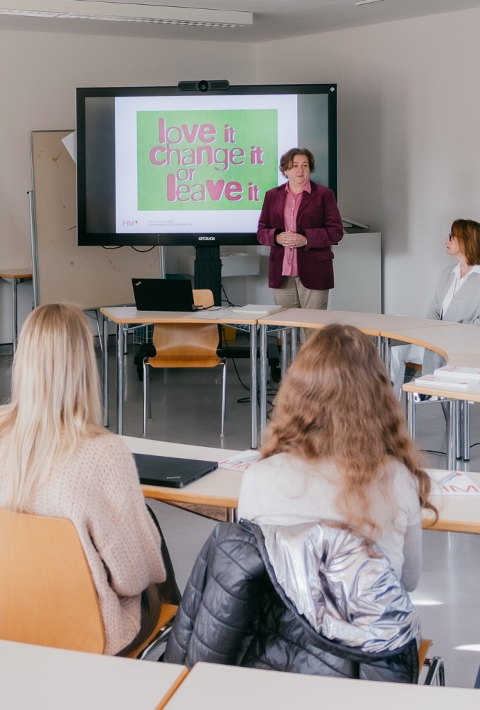 Professorin begrüßt neue Studierende