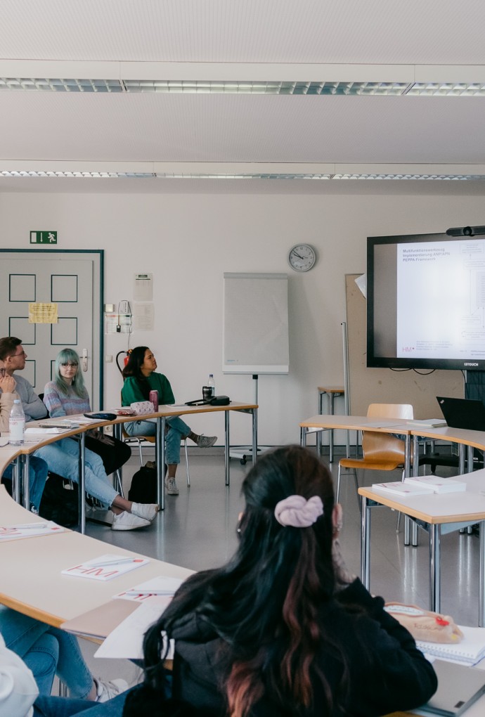 Studierende im Seminarraum