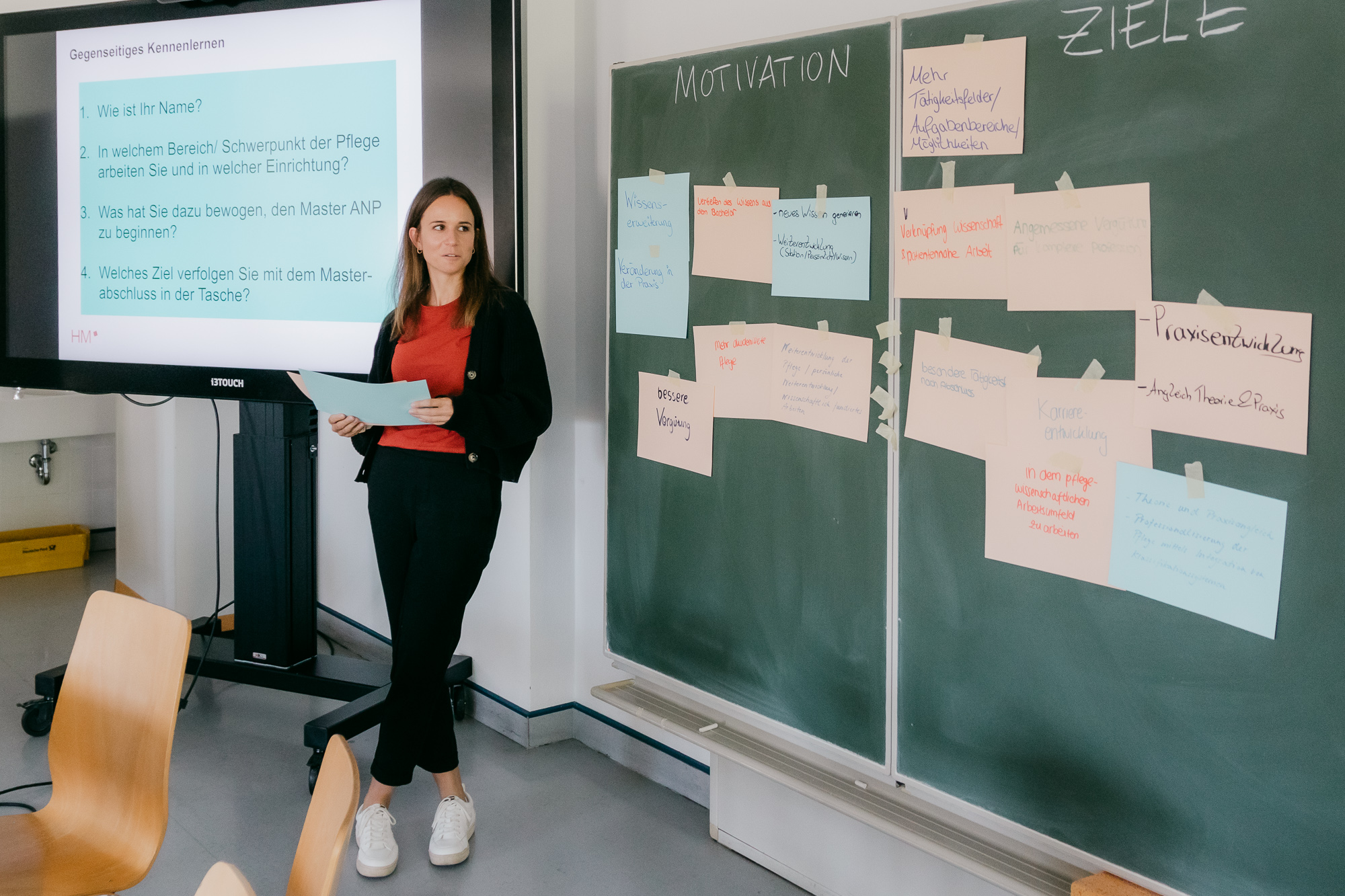 Studierende vor einer Tafel