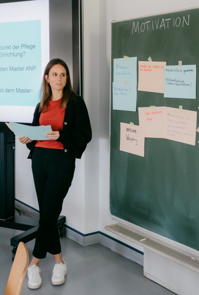 Studierende vor einer Tafel