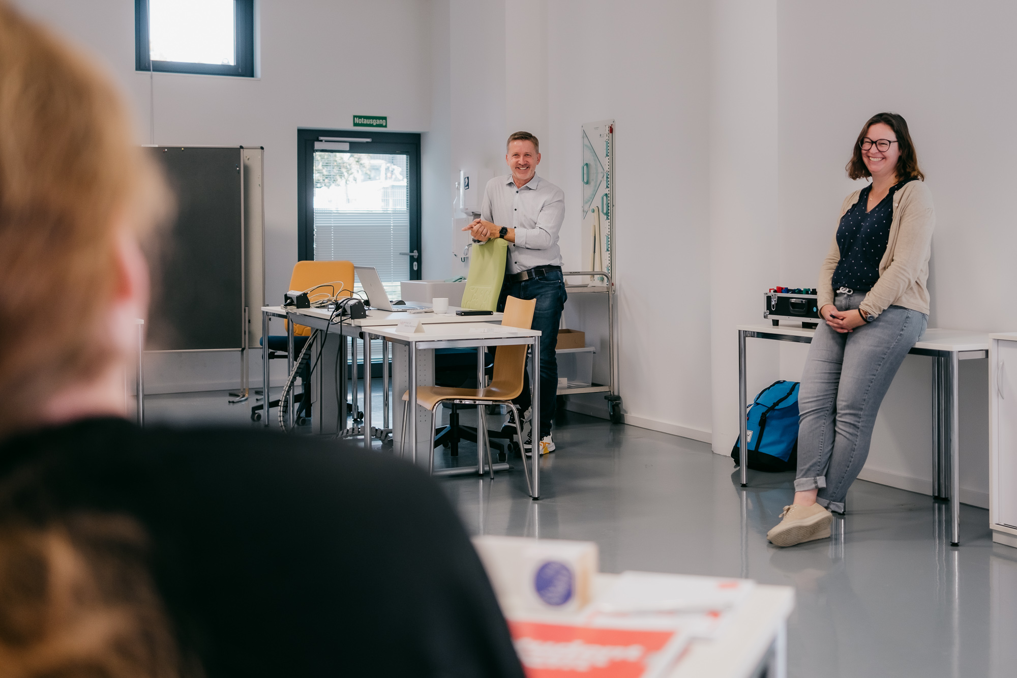 Prof. Dr. Markus Witzmann und Heike Wolkenstörfer begrüßen die MMH-Studierenden