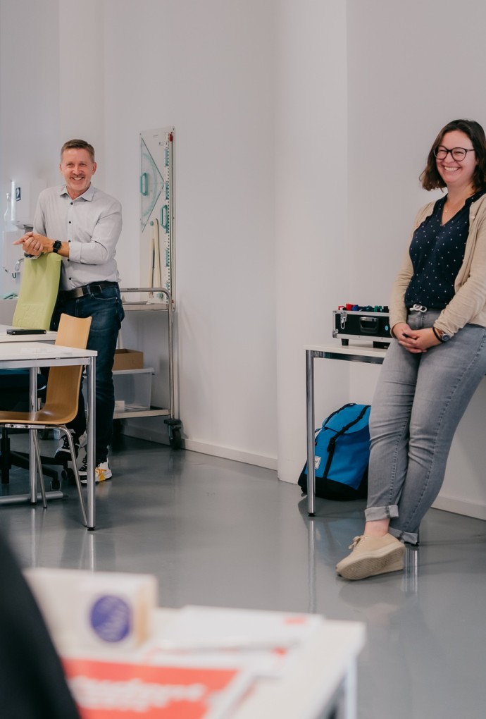 Prof. Dr. Markus Witzmann und Heike Wolkenstörfer begrüßen die MMH-Studierenden