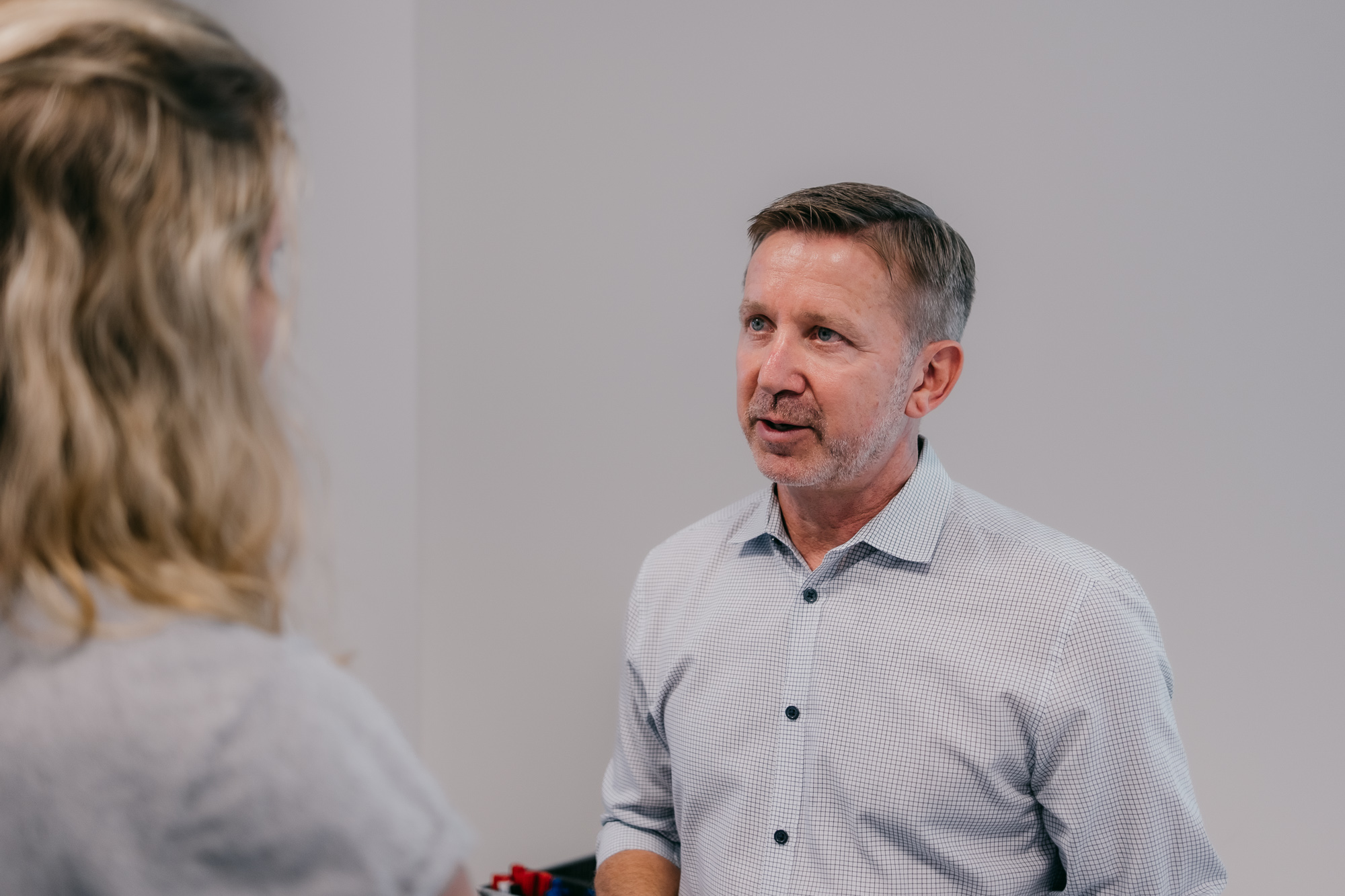 Prof. Dr. Markus Witzmann im Gespräch mit einer Studierenden