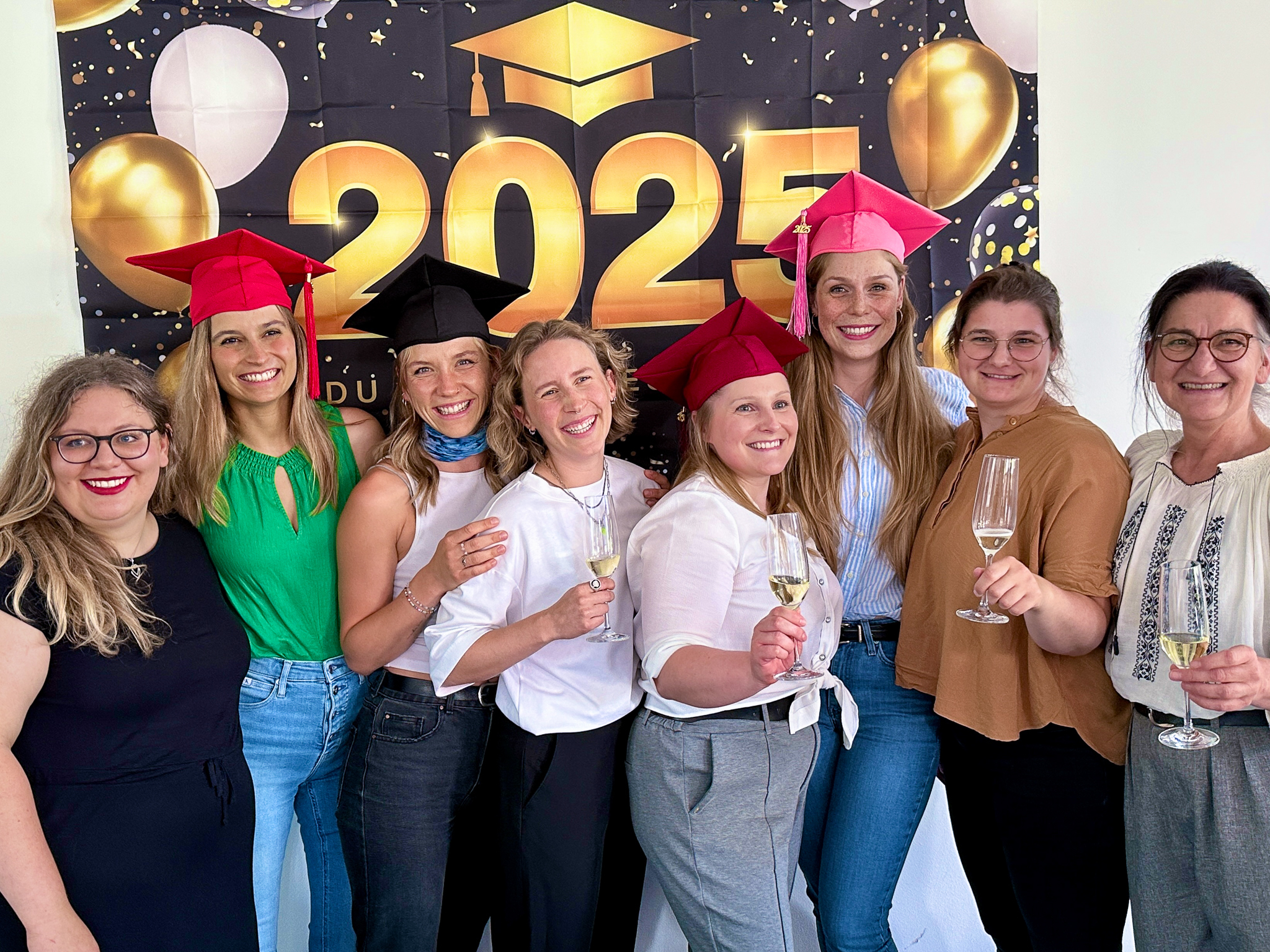 Abschlusskohorte mit Bachelorhüten