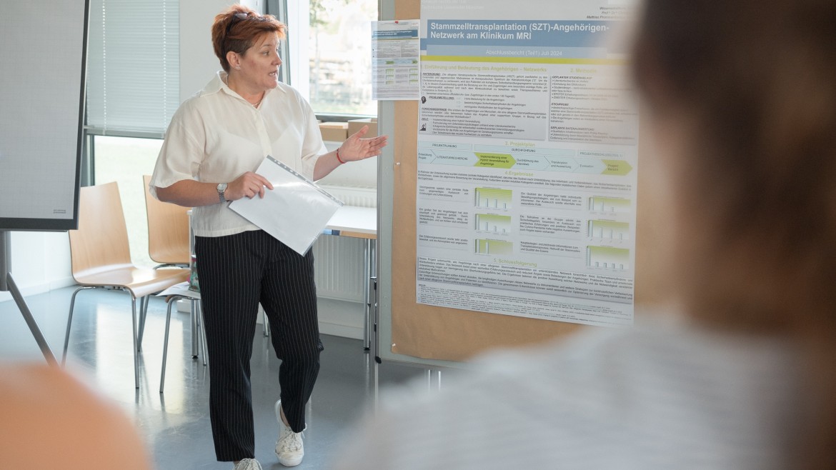 Studierende des Masters Advanced Nursing Practice vor ihrem Projektposter