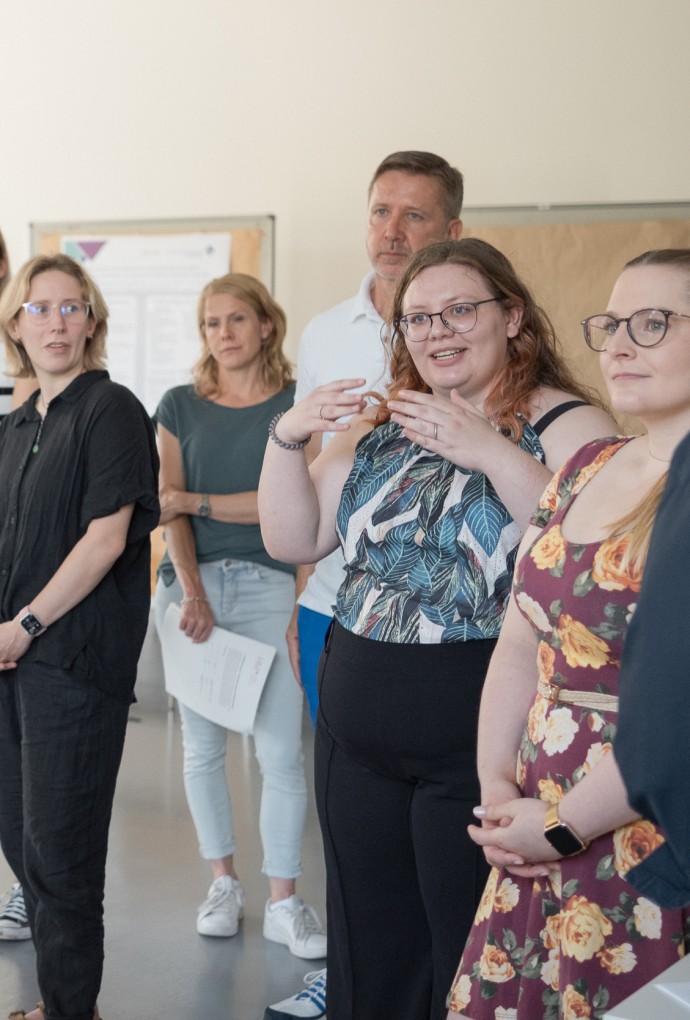 ANP-Kommilitoninnen und die Studiengangsleitung stellen Rückfragen zu einem präsentierten Projekt