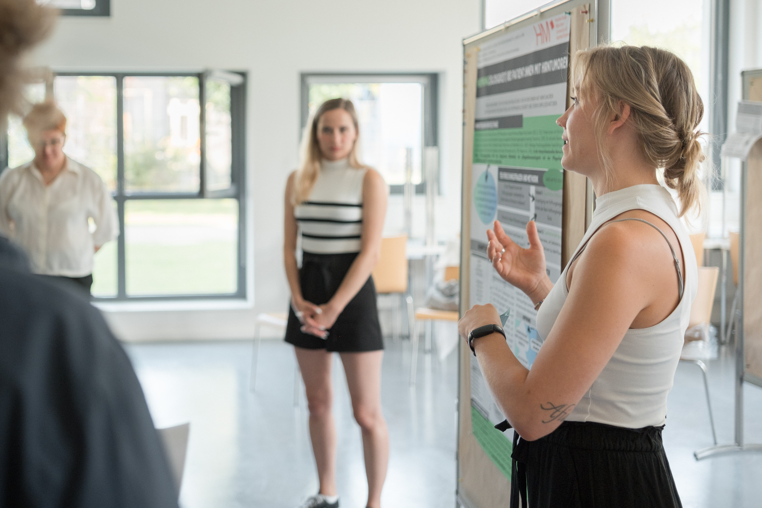 Zwei ANP-Studierende stellen ihr Praxisprojekt vor