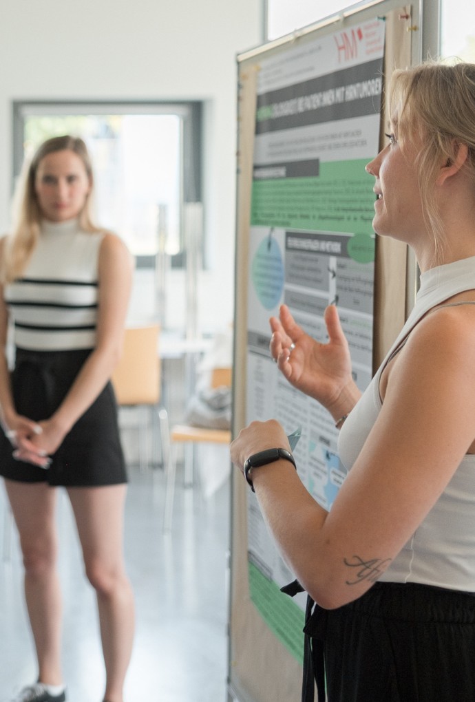 Zwei ANP-Studierende stellen ihr Praxisprojekt vor