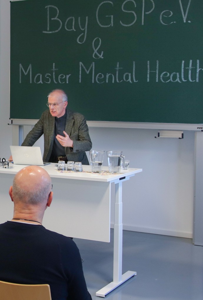 Prof. Dr. Thomas Becker hält seinen Vortrag.