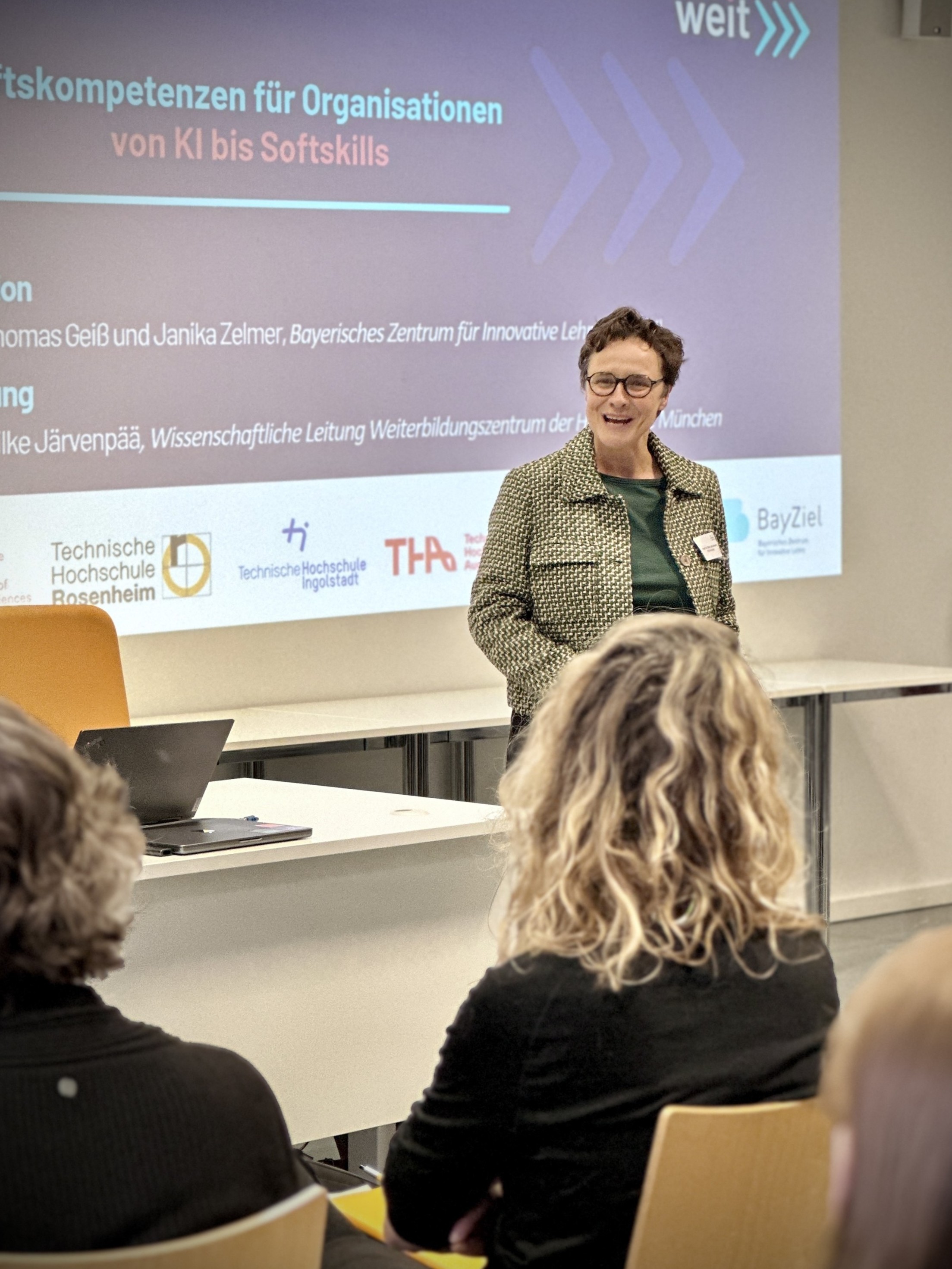 Prof. Dr. Silke Järvenpää (Hochschule München) begrüßt die Besuchenden