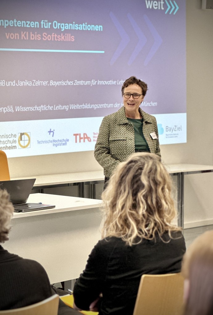 Prof. Dr. Silke Järvenpää (Hochschule München) begrüßt die Besuchenden