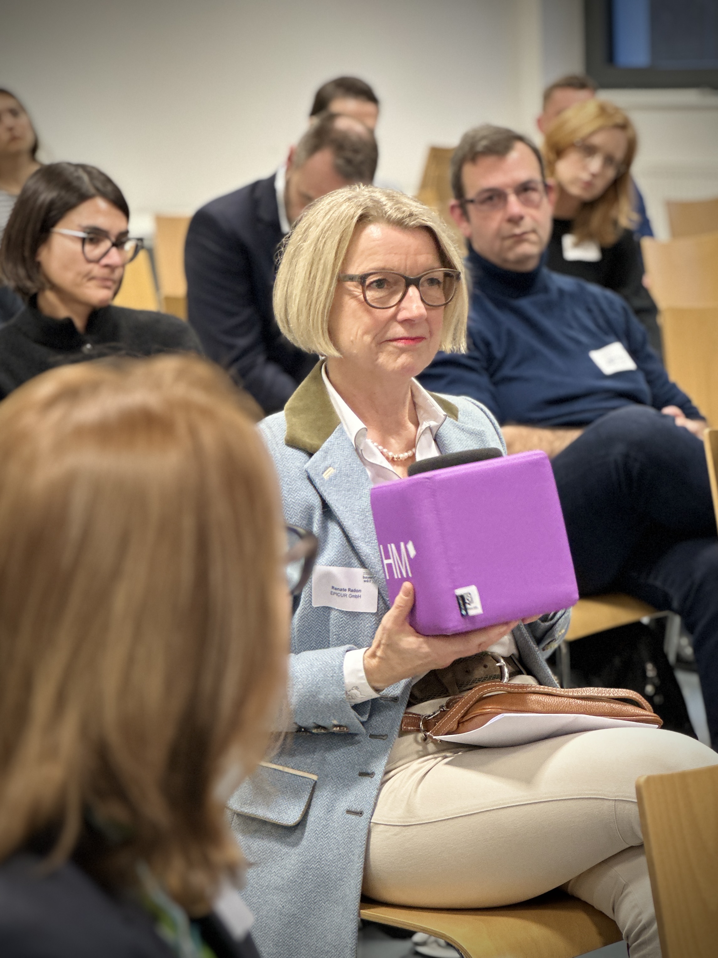 Person im Publikum stellt eine Frage