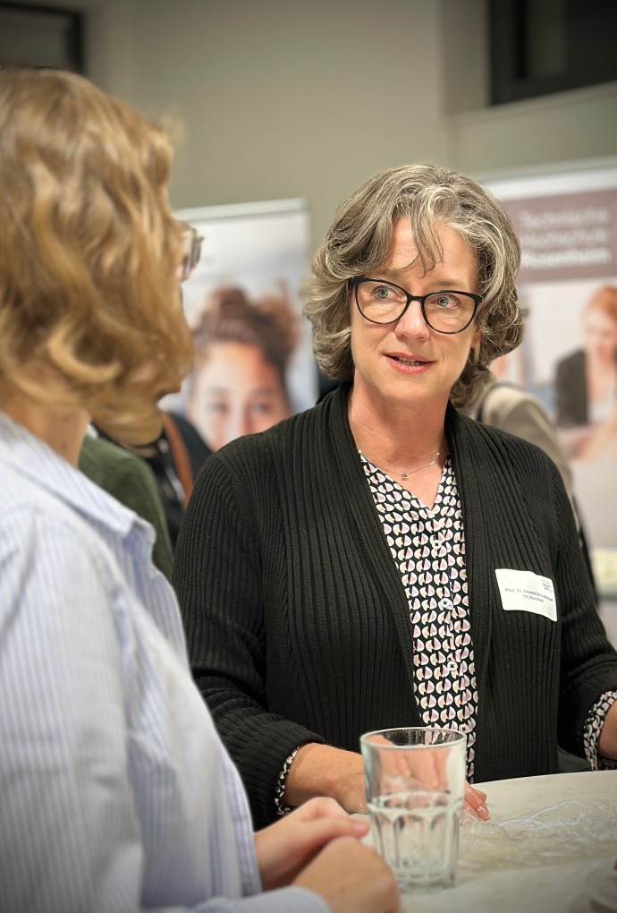 Prof. Dr. Christina Rothhaar beim Get-Together mit Unternehmensvertreter