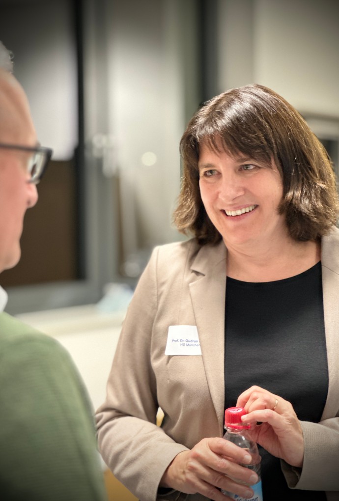 Prof. Dr. Gudrun Socher beim Get-Together mit Unternehmensvertreter