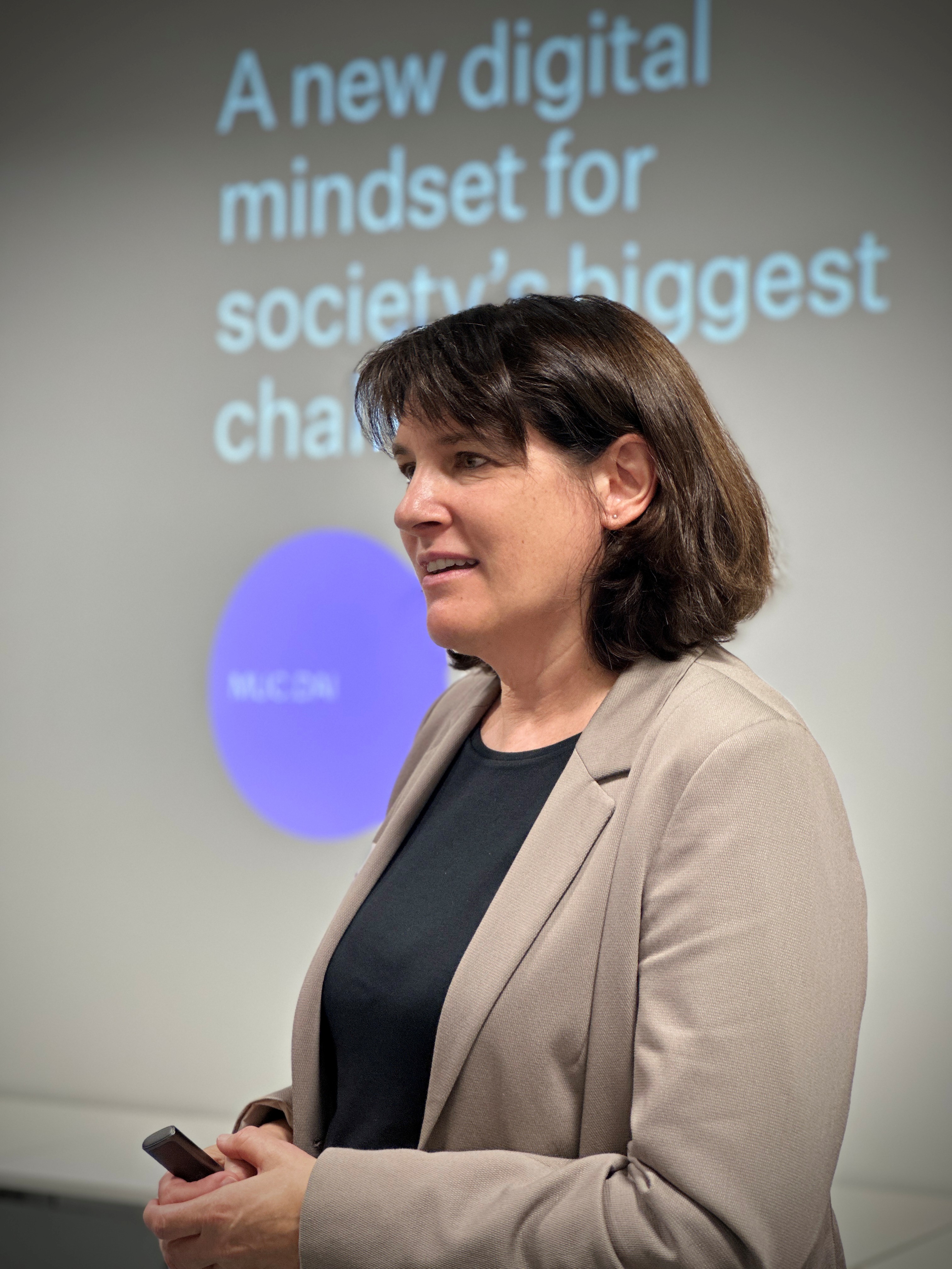 Prof. Dr. Gudrun Socher während ihres Vortrags Vom User zum Agent Boss