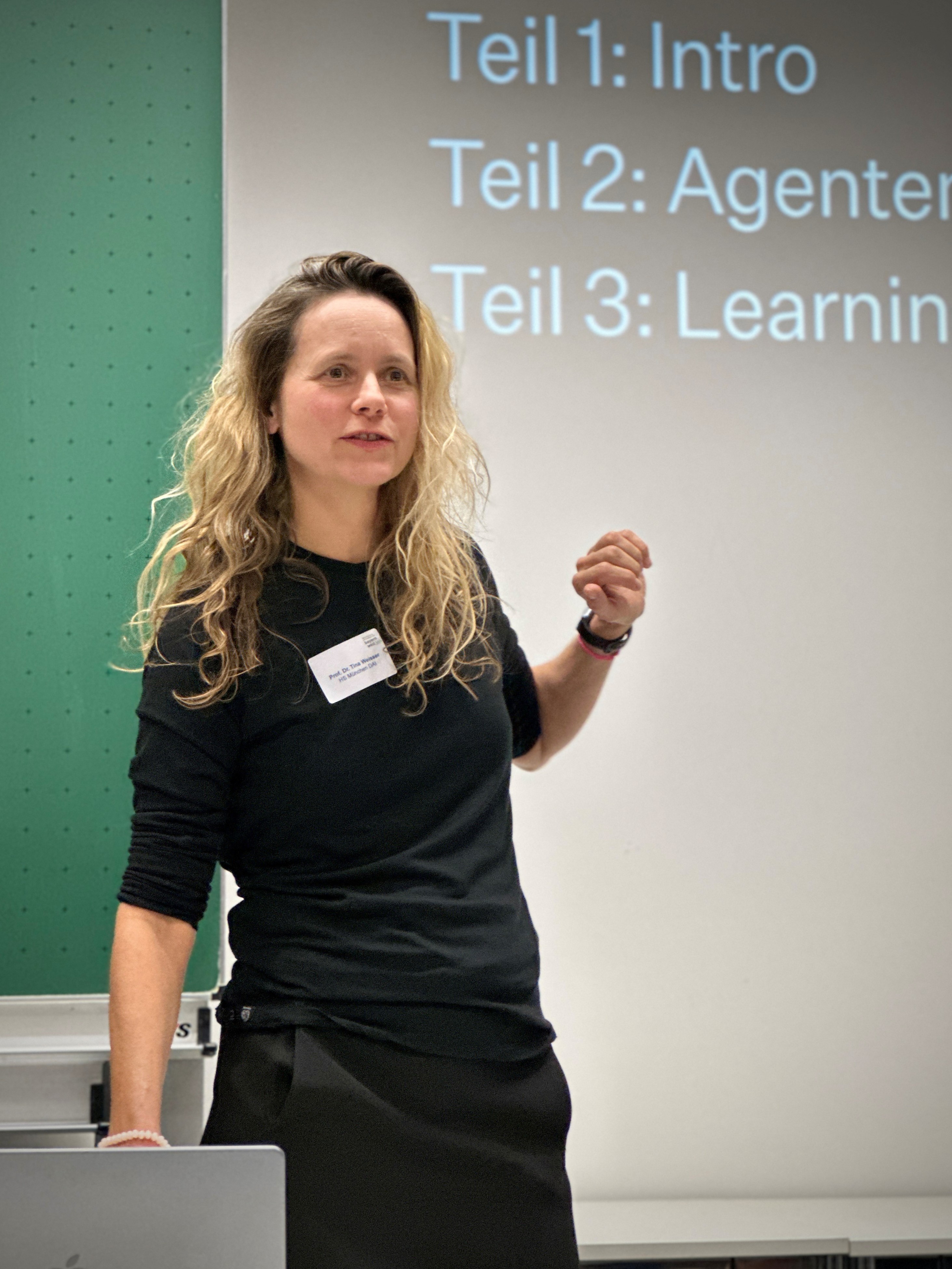 Prof. Dr. Tina Weisser während ihres Vortrags Vom User zum Agent Boss