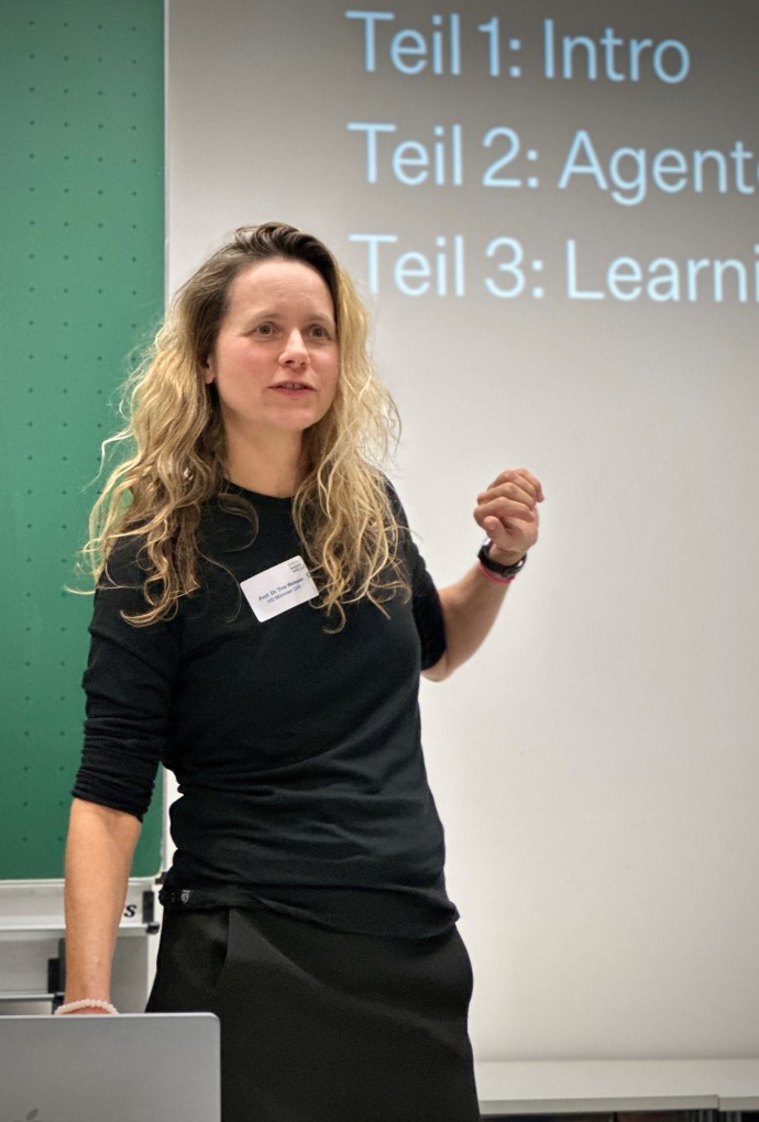 Prof. Dr. Tina Weisser während ihres Vortrags Vom User zum Agent Boss