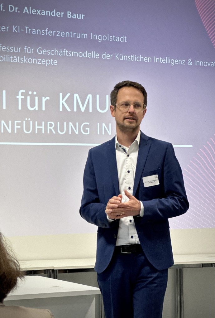 Prof. Dr. Alexander Baur während seines Vortrags KI für KMU