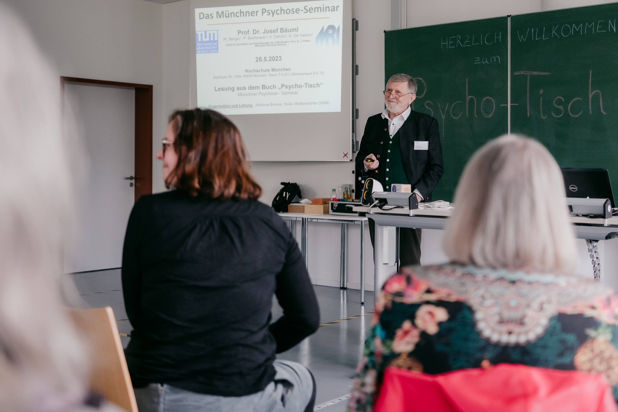 Prof. Dr. Josef Bäuml stellt dem Publikum der Lesung zum 