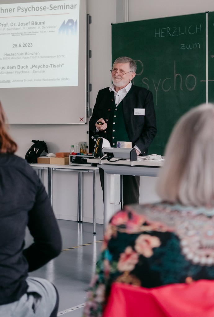 Prof. Dr. Josef Bäuml stellt dem Publikum der Lesung zum 