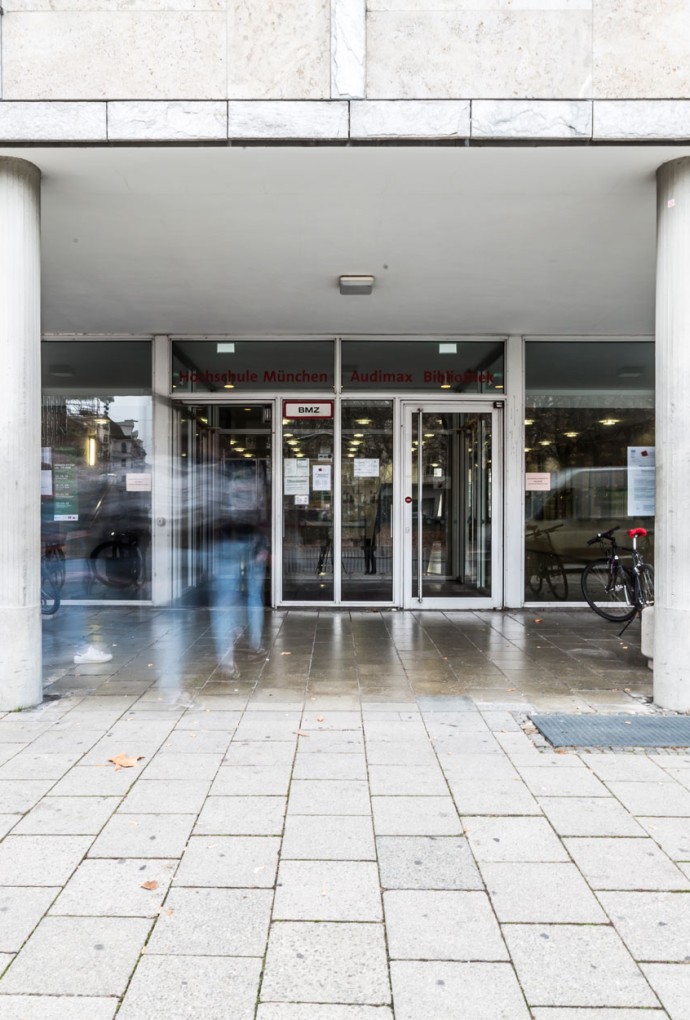 Eingang zum Gebäude Karlstraße 6