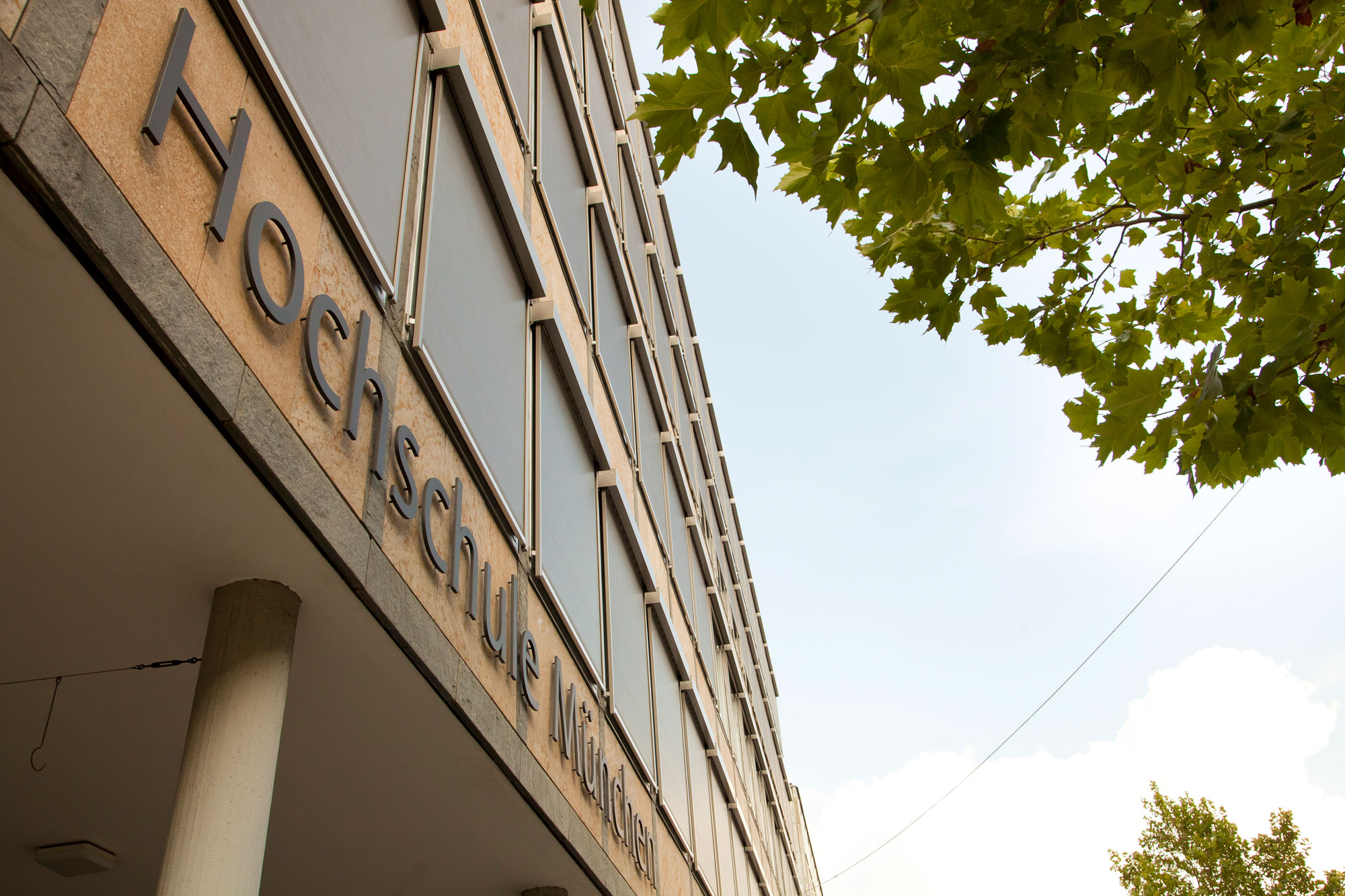 Schriftzug Hochschule München am Gebäude Karlstraße 6