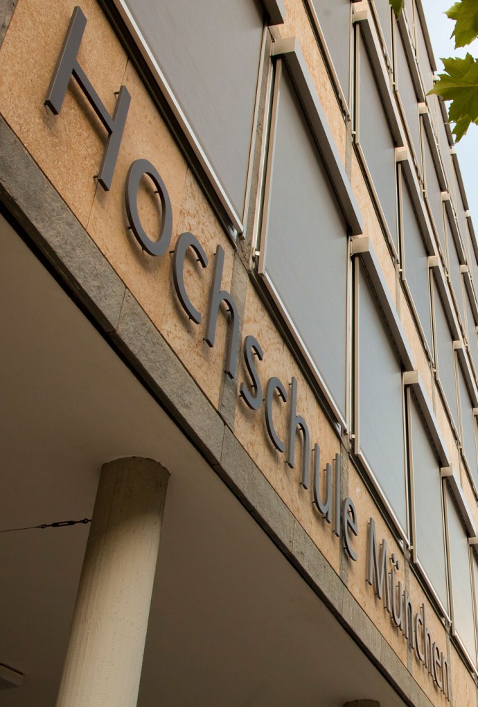 Schriftzug Hochschule München am Gebäude Karlstraße 6