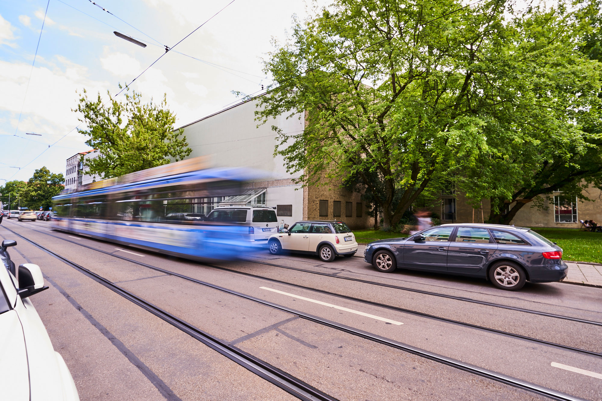 Trambahn vor dem Gebäude Karlstraße 6