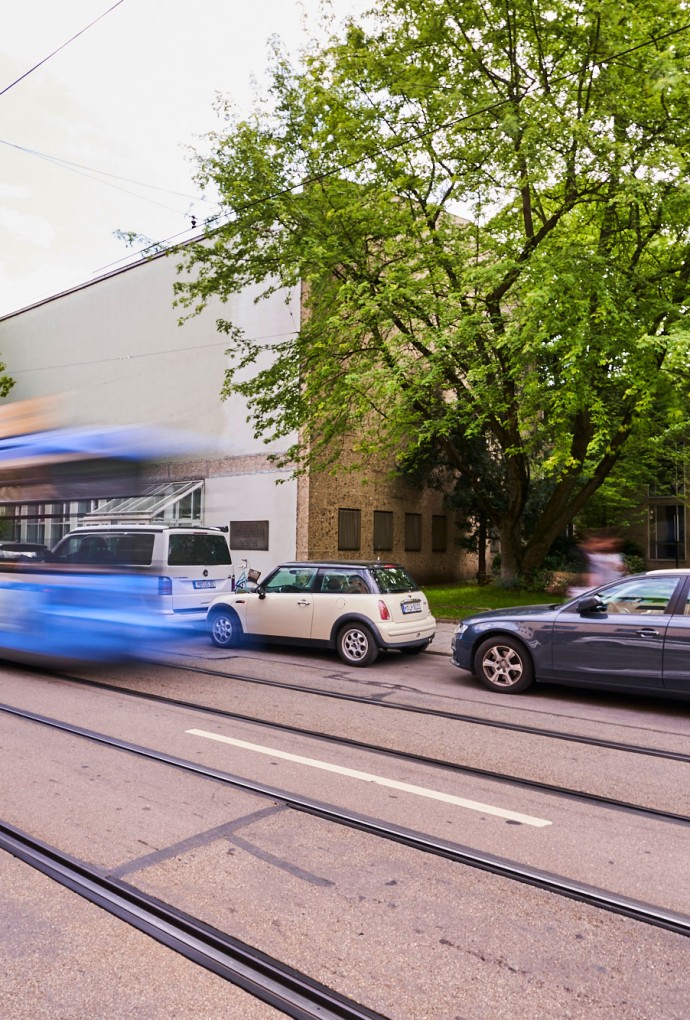 Trambahn vor dem Gebäude Karlstraße 6