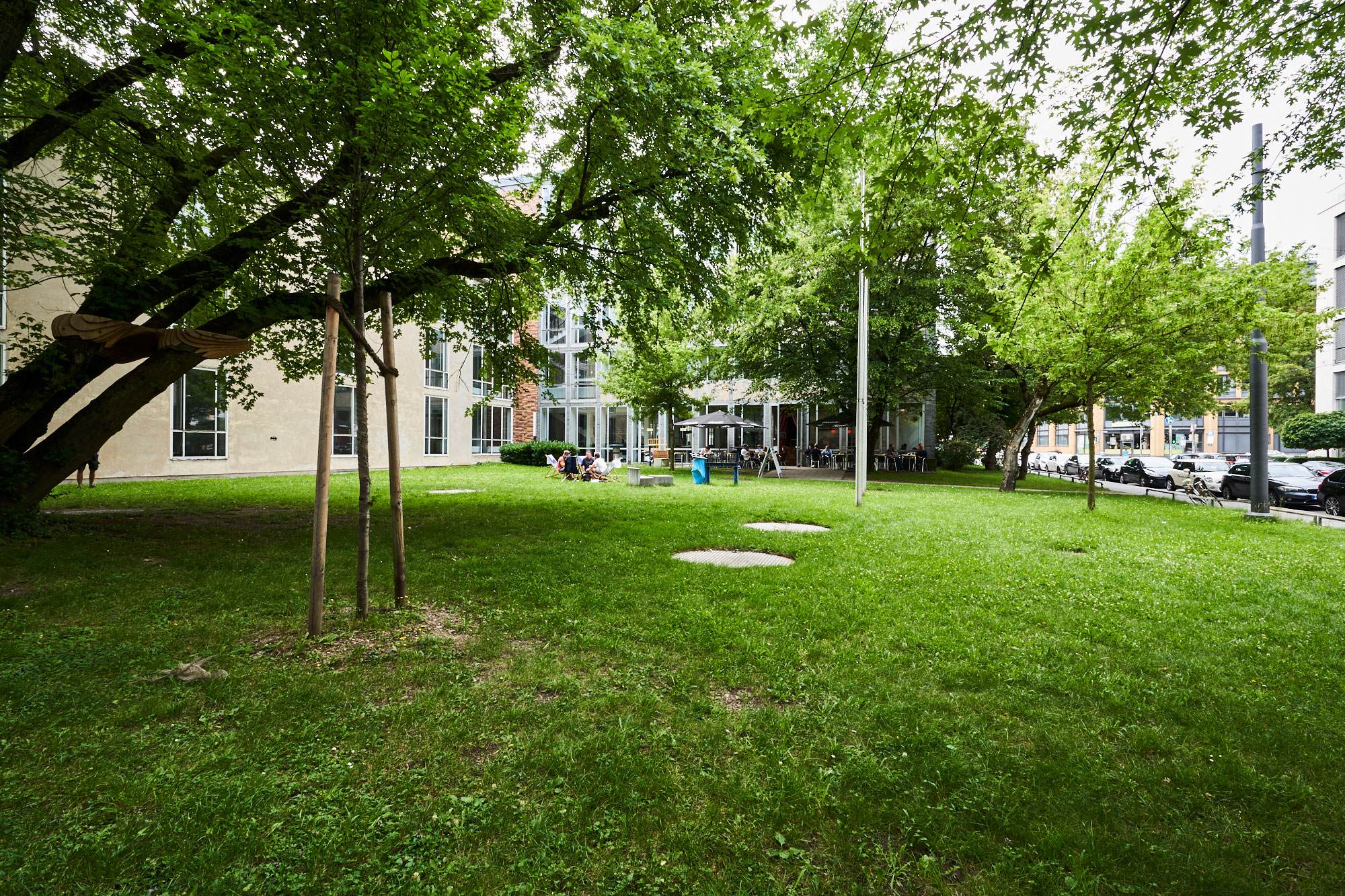 Grünfläche vor dem Gebäude Karlstraße 6