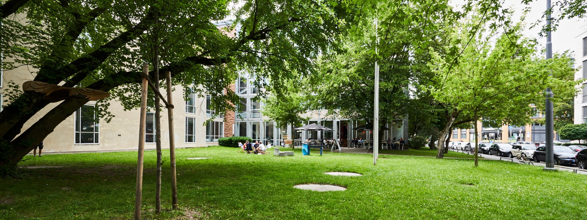 Grünfläche vor dem Gebäude Karlstraße 6