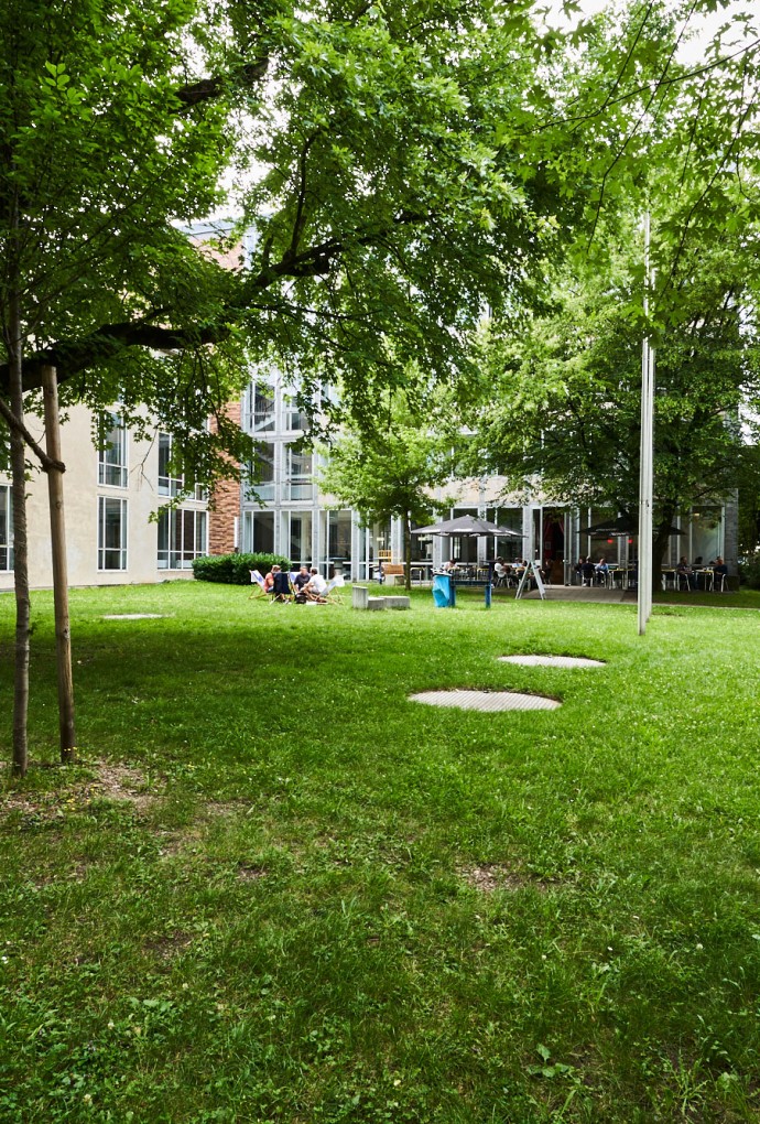 Grünfläche vor dem Gebäude Karlstraße 6