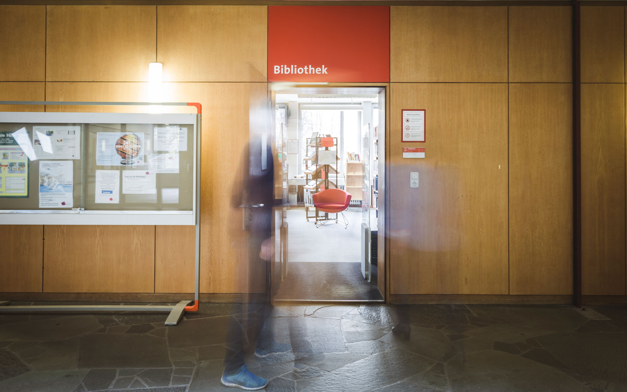 Eingang zur Bibliothek im Gebäude Karlstraße 6