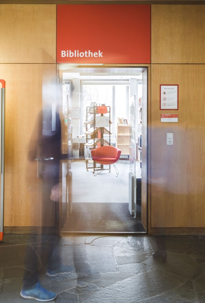 Eingang zur Bibliothek im Gebäude Karlstraße 6