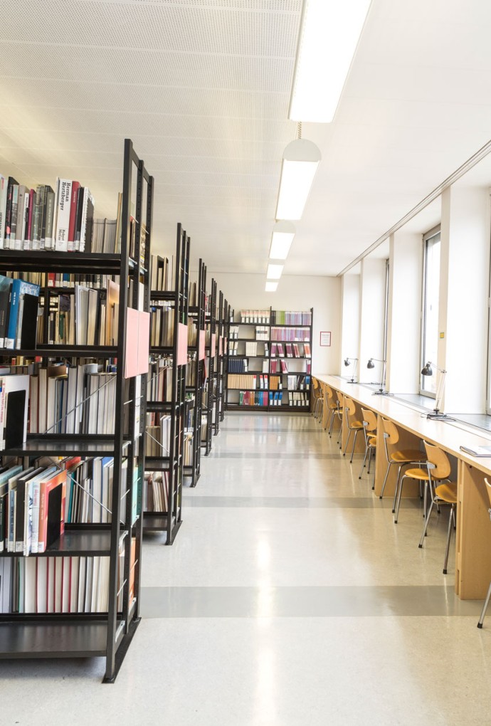Bibliothek im Gebäude Karlstraße 6