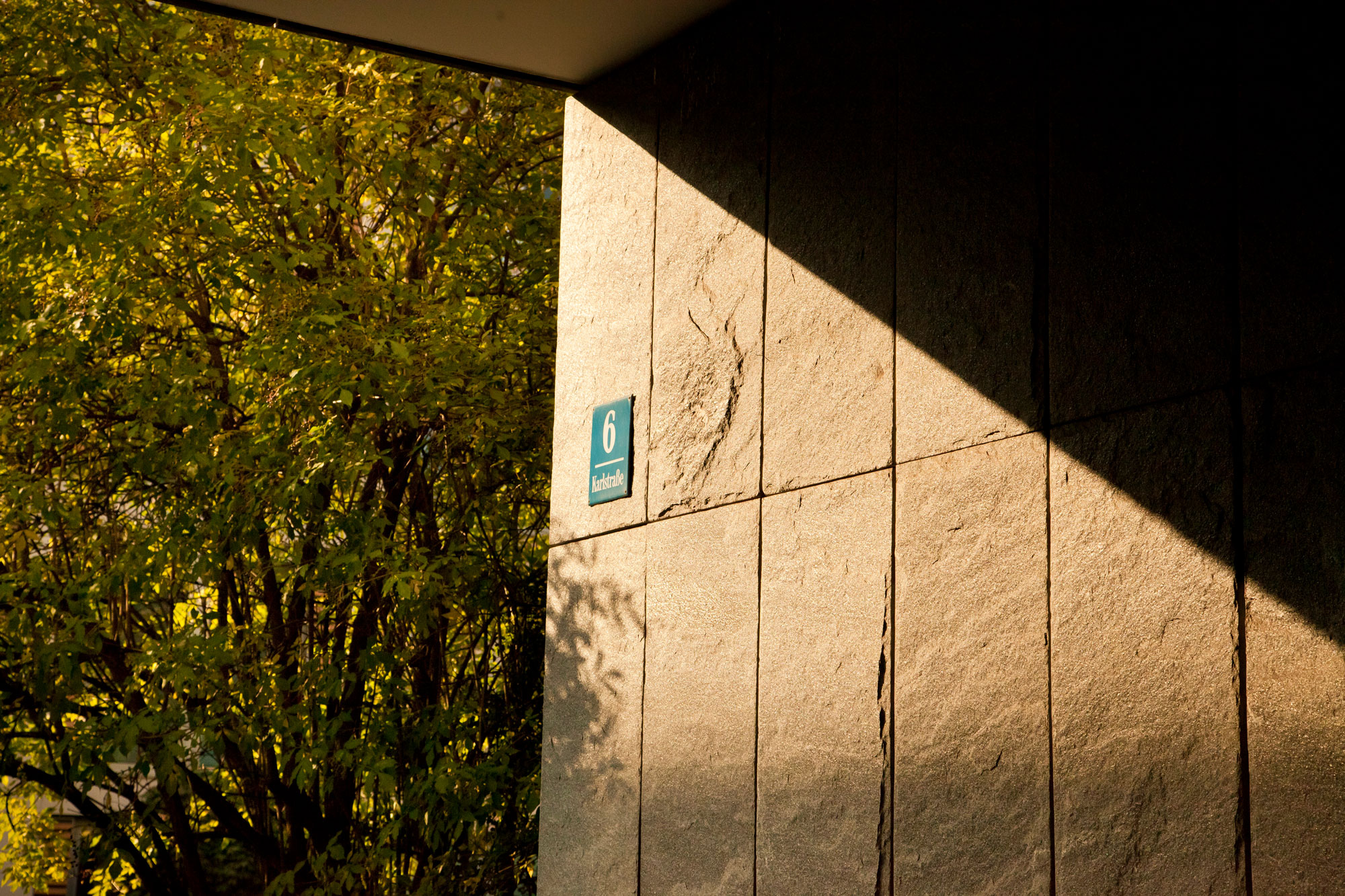 Hausnummer des Gebäudes Karlstraße 6 in der Sonne