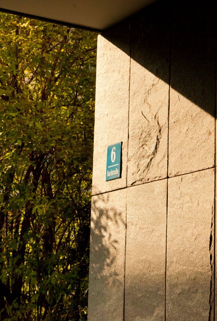 Hausnummer des Gebäudes Karlstraße 6 in der Sonne