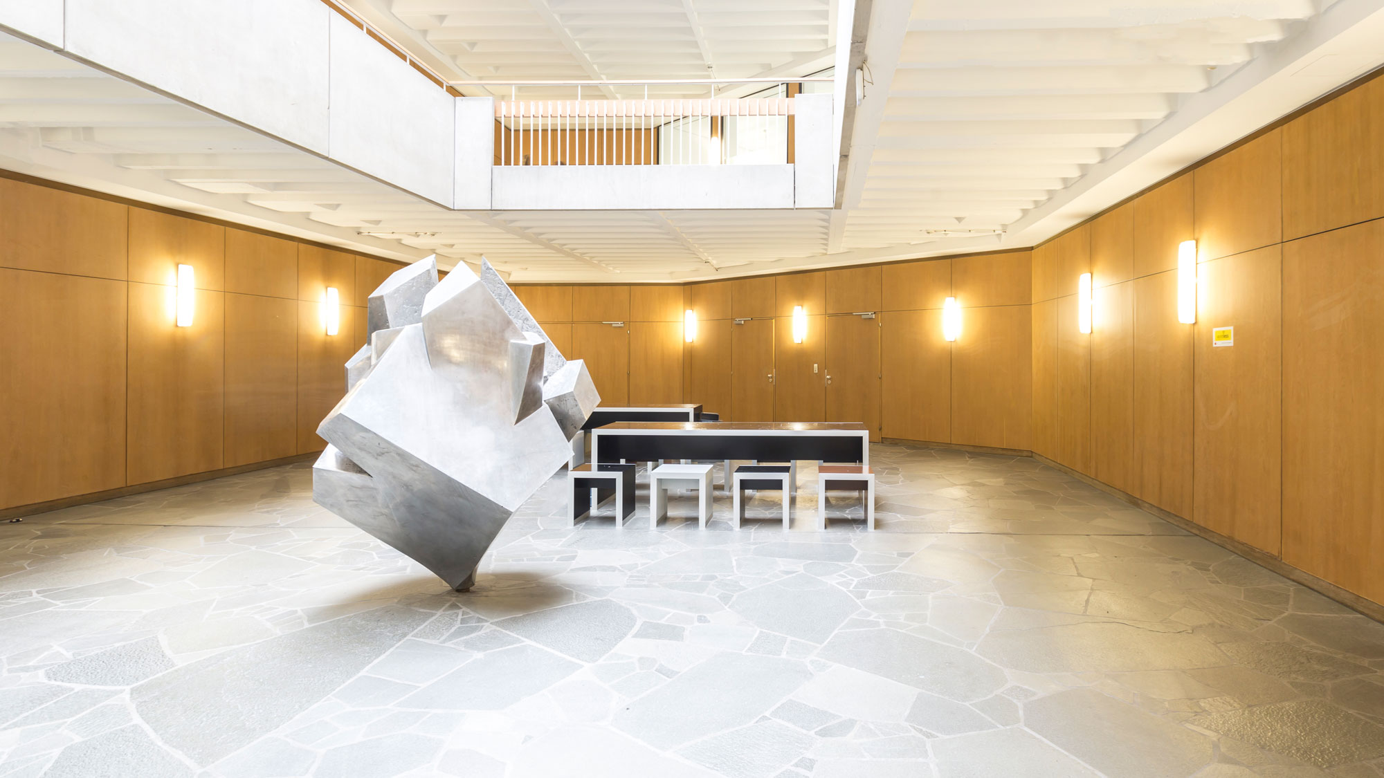 Skulptur im Innenbereich des Gebäudes Karlstraße 6