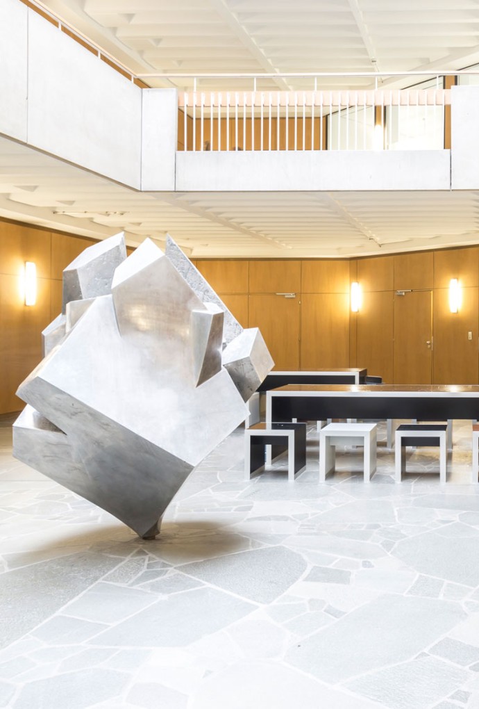 Skulptur im Innenbereich des Gebäudes Karlstraße 6