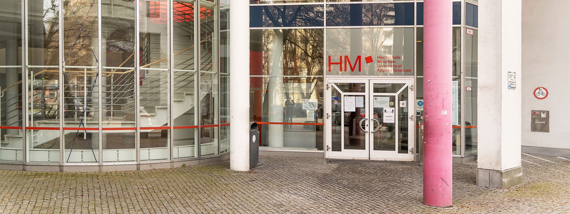 Eingang zum Gebäude Lothstraße 34