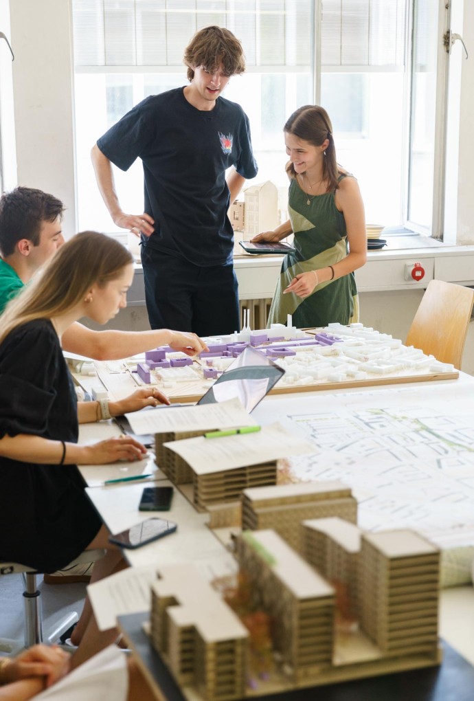 Eindrücke aus dem Studienalltag Bachelor Architektur – Studierende arbeiten am Entwurfsprojekt