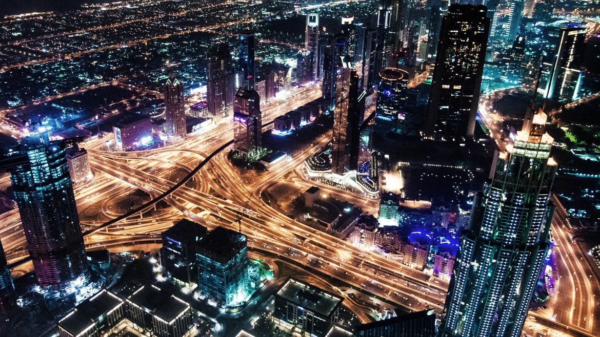 Stadt. Nacht. Zeitraffer. Dubai, Vereinigte Arabische Emirate