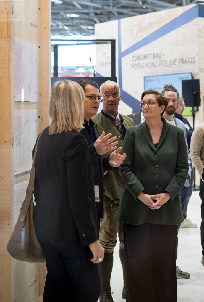 Bundesbauministerin Klara Geywitz besucht den Demonstrator 