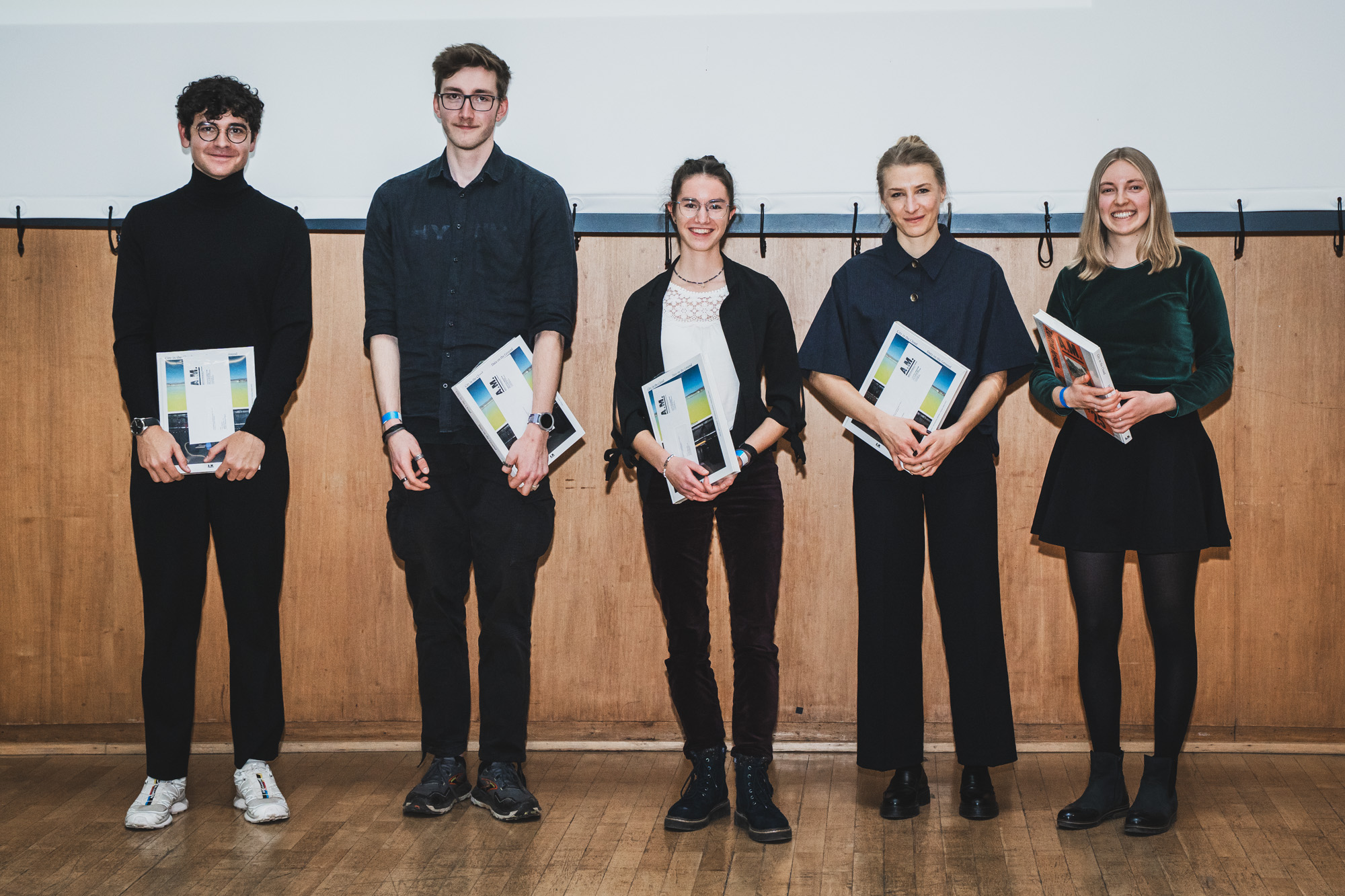 Die Verleihung einer dreijährigen Mitgliedschaft im Freundeskreis des Architekturmuseums der TUM geht an die fünf besten Bachelor-Absolventinnen bzw. -Absolventen der Architekturfakultät, die ihr Studium im Masterstudiengang an der Hochschule München fortgesetzt haben: Lars Daffner, Svenja Stronzik, Magdalena Amberger, Tom Fischer, Simone Bär